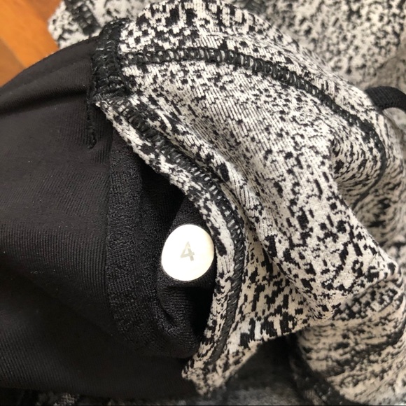 Lululemon Outrun Crop Leggings.  Size 4. - Picture 8 of 8